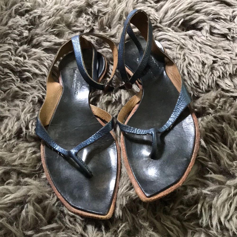 Cydwoq Heli sandal. Size 37. Metallic slate blue
